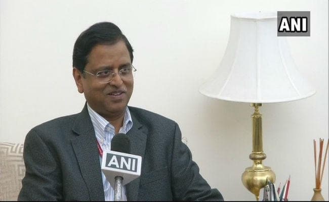 सरकार- RBI के तनावपूर्ण रिश्तों के बीच सचिव गर्ग ने कहा , बैंक से 3.6 या एक लाख करोड़ रुपये मांगने का प्रस्ताव नहीं सरकार- RBI के तनावपूर्ण रिश्तों के बीच सचिव गर्ग ने कहा , बैंक से 3.6 या एक लाख करोड़ रुपये मांगने का प्रस्ताव नहीं