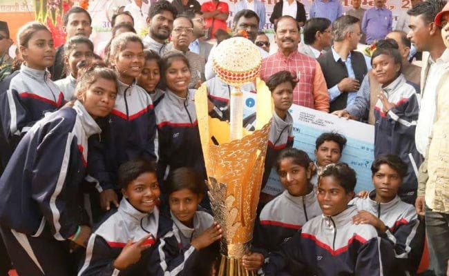 रांची और देवघर में ”फुटबॉल सेंटर ऑफ एक्सीलेंस” प्रारंभ किया जायेगा : CM रघुवर दास