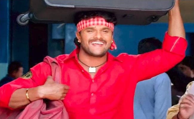 भोजपुरी स्टार खेसारीलाल यादव कुली के रोल में, क्या चला पायेंगे अमिताभ बच्चन और गोविंदा जैसा जादू?