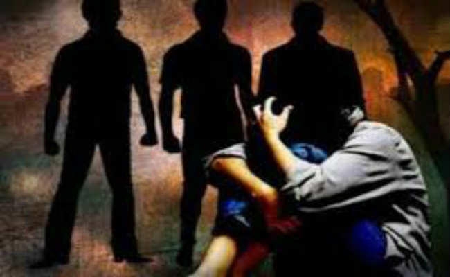 छात्रा को अगवा कर सामूहिक दुष्कर्म, 24 घंटे तक कैद कर अत्याचार के बाद घर के सामने फेंका, एक आरोपी गिरफ्तार, अन्यों की तलाश जारी