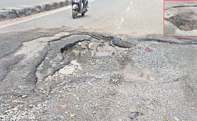 आतंकी हमले से कम सड़क के गड्ढों में गिरकर ज्यादा मर रहे हैं लोग
