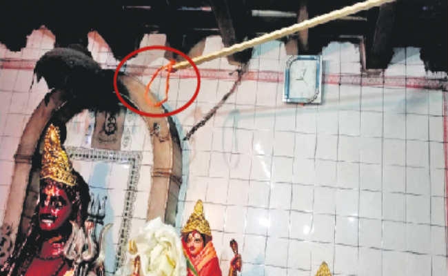 कोलकाता : डंडे से उड़ा लिये लाखों के गहने, 19 चांदी व दो सोने की चेन समेत पांच लाख रुपये के गहनों पर किया हाथ साफ