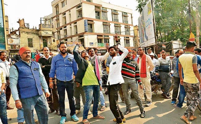 देवघर : स्वयंसेवक के भाई की हत्या पर उबला शहर, विनोद हत्याकांड के विरोध में टावर चौक पर धरना, एसपी को हटाने की मांग