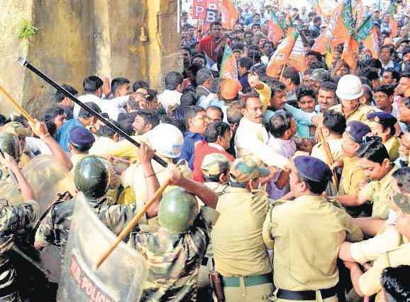 कोलकाता : भाजपा समर्थकों और पुलिस में धक्का-मुक्की