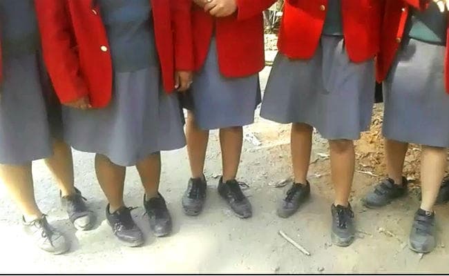 स्कूल में छात्राओं का मोजा खोलवाने पर इंटरनेशनल स्कूल पहुंचे अभिभावकों ने किया हंगामा, स्कूल प्रशासन ने मानी गलती स्कूल में छात्राओं का मोजा खोलवाने पर इंटरनेशनल स्कूल पहुंचे अभिभावकों ने किया हंगामा, स्कूल प्रशासन ने मानी गलती
