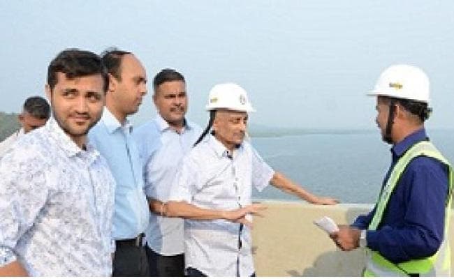 पर्रिकर को ‘दबाव और तमाशे” के बगैर बीमारी से उबरने देना चाहिए : उमर