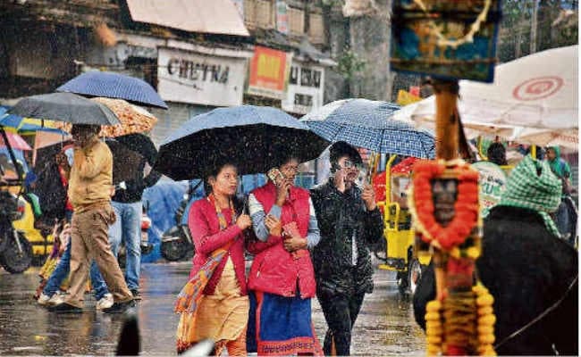 बेमौसम बारिश से बिगड़ा मिजाज, गिरा पारा, स्कूलों की कक्षा एक से पांच तक बंद