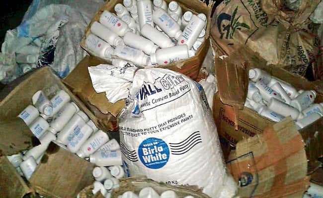 मधुपर : सीमेंट से बनाया जाता था बेबी पाउडर लाखों का नकली कॉस्मेटिक जब्त