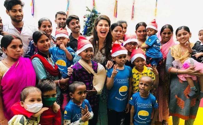 #MerryChristmas: जैकलीन ने अनाथ बच्चों के साथ मनाया क्रिसमस, बाकी सेलेब्स ने इस अंदाज में दी बधाई