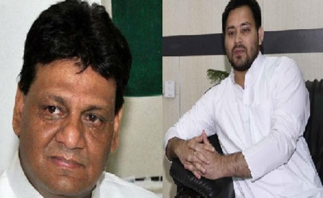 तेजस्वी से मिले बिहार कांग्रेस के प्रभारी अध्यक्ष, दोनों के बीच बंद कमरे में हुई बातचीत तेजस्वी से मिले बिहार कांग्रेस के प्रभारी अध्यक्ष, दोनों के बीच बंद कमरे में हुई बातचीत