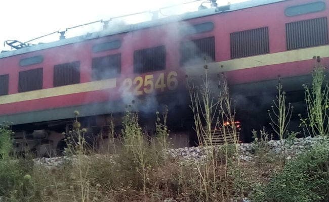 मगध एक्सप्रेस के इंजन में लगी आग, ट्रेन छोड़ खेतों में कूद पड़े यात्री, देखें वीडियो