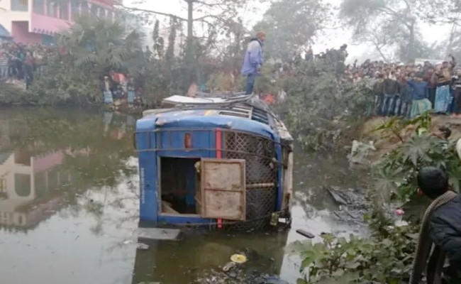 बंगाल में बस पलटने से 10 लोगों की मौत, दर्जनों घायल