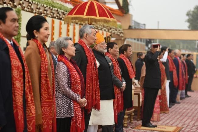 IN PICS: राजपथ पर साफा बांधे पहुंचे आसियान देशों के राष्ट्राध्यक्ष, जनता से मिलने पैदल चल पड़े पीएम मोदी IN PICS: राजपथ पर साफा बांधे पहुंचे आसियान देशों के राष्ट्राध्यक्ष, जनता से मिलने पैदल चल पड़े पीएम मोदी