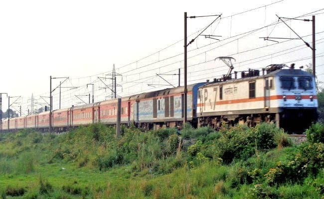 ट्रैक्टर से टकरायी राजधानी एक्सप्रेस, चालक की हालत गंभीर, रेफर