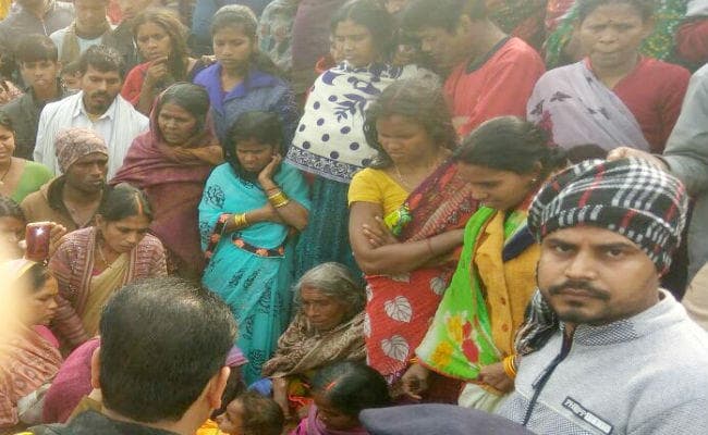 VIDEO : गंगा में नाव पलटने से पांच लोगों की मौत, सरकार ने की चार-चार लाख रुपये मुआवजे की घोषणा VIDEO : गंगा में नाव पलटने से पांच लोगों की मौत, सरकार ने की चार-चार लाख रुपये मुआवजे की घोषणा
