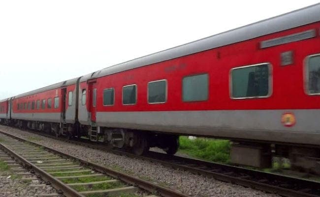 हादसे का शिकार होने से बची राजधानी, ट्रैक में गड़बड़ी देख ग्रामीणों ने रुकवायी ट्रेन
