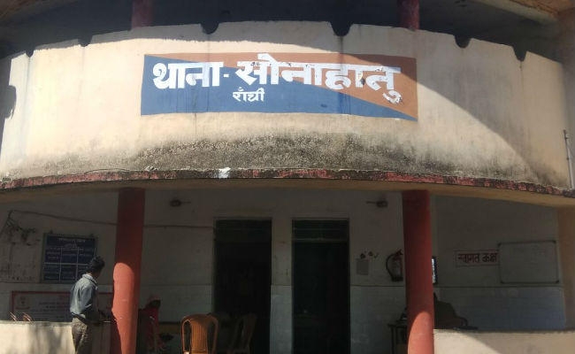 रांची के एक गांव में मां-बेटी को डायन बता भरी पंचायत में खिलाया मैला, मुंडन कर गांव में घुमाया रांची के एक गांव में मां-बेटी को डायन बता भरी पंचायत में खिलाया मैला, मुंडन कर गांव में घुमाया