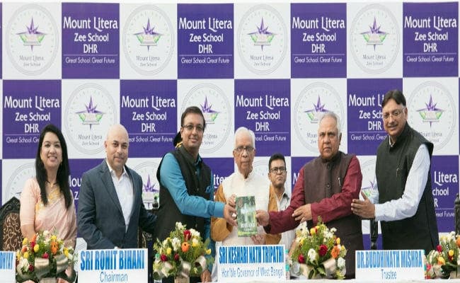 बुद्धिनाथ मिश्र की प्रथम गद्यकृति ” निरख सखी ये खंजन आयें ” का लोकार्पण