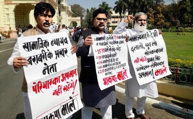 #VIDEO : पेरियार की प्रतिमा क्षतिग्रस्त करने पर भाकपा-माले का सदन के अंदर-बाहर प्रदर्शन #VIDEO : पेरियार की प्रतिमा क्षतिग्रस्त करने पर भाकपा-माले का सदन के अंदर-बाहर प्रदर्शन