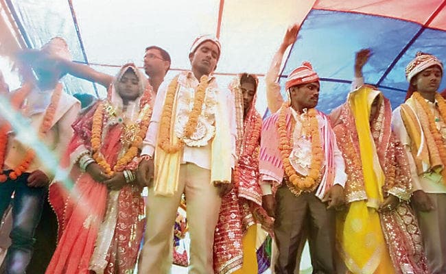 बिहार : पांच जोड़ों ने दहेजमुक्त शादी कर पेश की मिसाल बिहार : पांच जोड़ों ने दहेजमुक्त शादी कर पेश की मिसाल