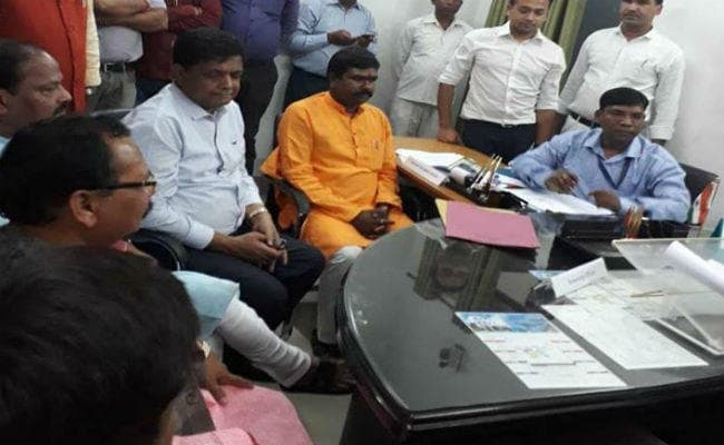 धीरज साहू बनाम प्रदीप सोंथालिया : कौन हैं ज्यादा अमीर धीरज साहू बनाम प्रदीप सोंथालिया : कौन हैं ज्यादा अमीर