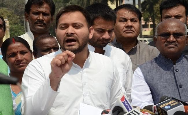 तेजस्वी ने RJD सांसद सरफराज आलम को लेकर दिया बड़ा बयान, कहा- 25 दिन पहले नीतीश और… तेजस्वी ने RJD सांसद सरफराज आलम को लेकर दिया बड़ा बयान, कहा- 25 दिन पहले नीतीश और…