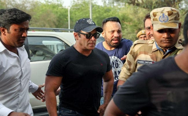 जेल से रिहा होने के बाद अपने घर पहुंचे सलमान खान, खुशी से झूम उठे फैन्स