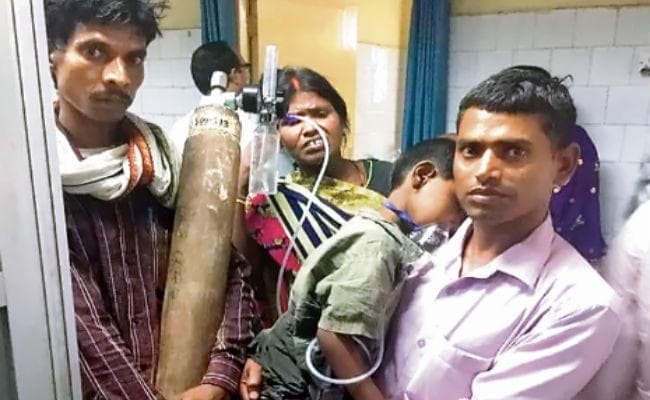 बिहार : परिजन कंधे पर ऑक्सीजन सिलिंडर लेकर PMCH से IGIS का लगाते रहे चक्कर, छह साल की बच्ची की मौत
