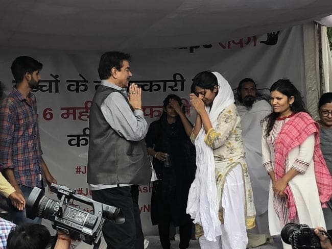 IN PICS: स्वाति मालीवाल के समर्थन में पहुंचे शत्रुघ्न सिन्हा IN PICS: स्वाति मालीवाल के समर्थन में पहुंचे शत्रुघ्न सिन्हा