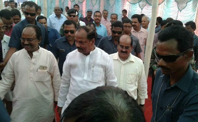 गुमला में सीएम रघुवर दास के हेलीकॉप्टर इमर्जेंसी लैंडिग