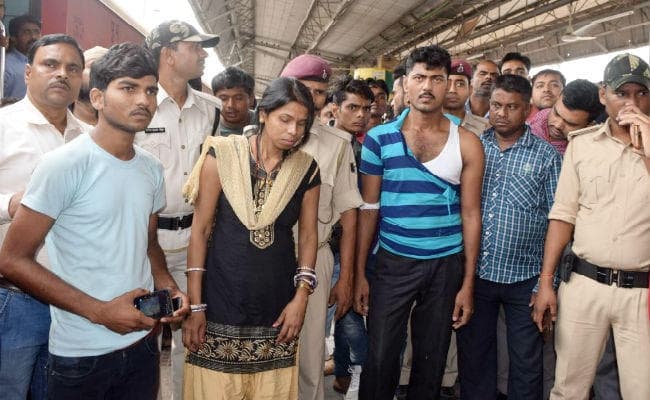 समस्तीपुर : स्वतंत्रता सेनानी एक्सप्रेस में यात्रियों से लाखों की लूट, सोनपुर-हाजीपुर के बीच लुटेरों ने दिया घटना को अंजाम समस्तीपुर : स्वतंत्रता सेनानी एक्सप्रेस में यात्रियों से लाखों की लूट, सोनपुर-हाजीपुर के बीच लुटेरों ने दिया घटना को अंजाम