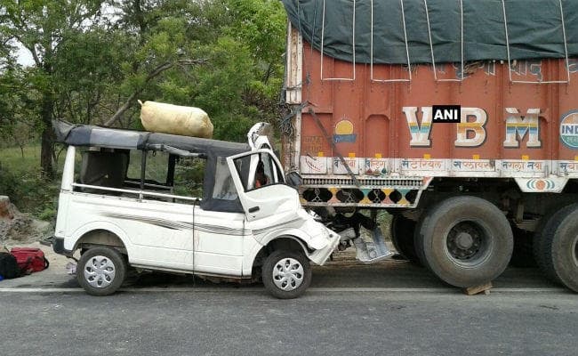उत्तर प्रदेश : लखीमपुर खीरी में ट्रक से टकराई वैन, नौ की मौत उत्तर प्रदेश : लखीमपुर खीरी में ट्रक से टकराई वैन, नौ की मौत