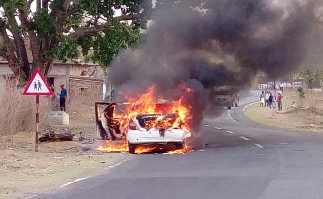 Jharkhand : शादी करके जा रहे थे दूल्हा-दुल्हन, आग की लपटों में घिर गयी कार