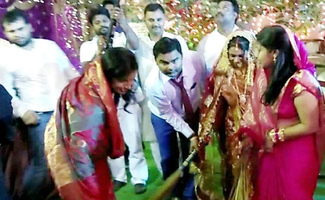 शादी समारोह के बीच ही नवविवाहित जोड़े को झाड़ू लगाता देख हैरान हुए ग्रामीण, दिया स्वच्छता का संदेश शादी समारोह के बीच ही नवविवाहित जोड़े को झाड़ू लगाता देख हैरान हुए ग्रामीण, दिया स्वच्छता का संदेश