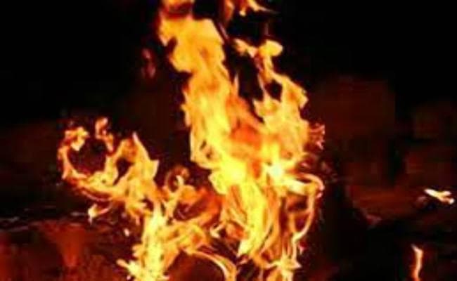 जेपी रेसीडेंसी के बेसमेंट में लगी आग, कार-स्कूटी जली