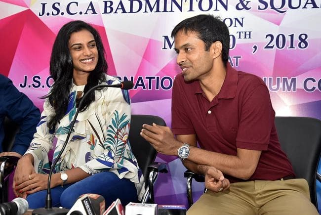 झारखंड : पीवी सिंधु और गोपीचंद ने रांची में बैडमिंटन व स्क्वैश कोर्ट का किया उद्घाटन झारखंड : पीवी सिंधु और गोपीचंद ने रांची में बैडमिंटन व स्क्वैश कोर्ट का किया उद्घाटन
