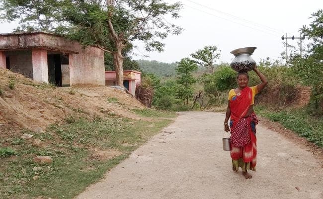 पानी के लिए चुआं पर आश्रित ठूंगरूडीह टोला मूलभूत सुविधाओं से दूर, चिकित्सा की सुविधा भी नहीं पानी के लिए चुआं पर आश्रित ठूंगरूडीह टोला मूलभूत सुविधाओं से दूर, चिकित्सा की सुविधा भी नहीं
