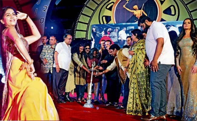 झारखंड इंटरनेशनल फिल्म फेस्टिवल : …‘तेरी अांख्या का यो काजल…’ पर नृत्य पेश कर सपना चौधरी ने लूटी महफिल झारखंड इंटरनेशनल फिल्म फेस्टिवल : …‘तेरी अांख्या का यो काजल…’ पर नृत्य पेश कर सपना चौधरी ने लूटी महफिल