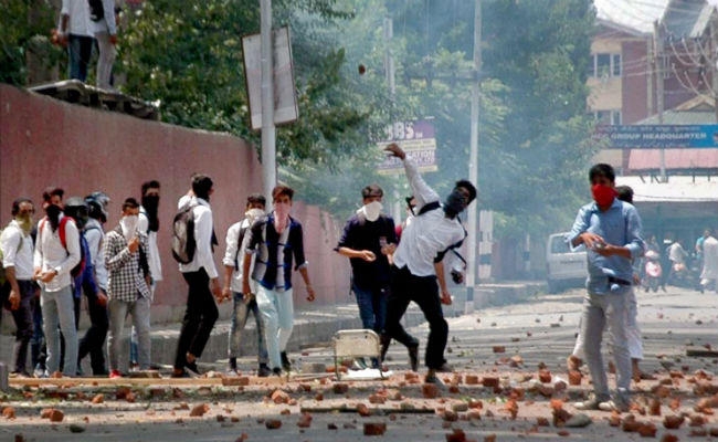 J&K : नौहटटा में घायल युवक की मौत, जनाजे में शरारती तत्वों ने लहराये ISIS के झंडे