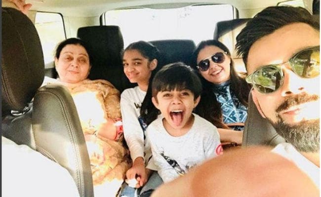 परिवार के साथ विराट कोहली ने शेयर की तसवीर, फैंस ने पूछा- अनुष्का भाभी कहां है… परिवार के साथ विराट कोहली ने शेयर की तसवीर, फैंस ने पूछा- अनुष्का भाभी कहां है…