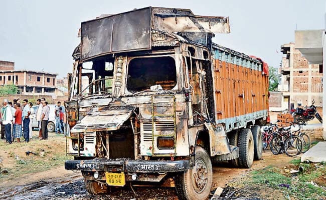 चतरा : ट्रक में लगायी आग, दहशत, 24 घंटे के अंदर अपराधियों ने दूसरी बार की गोलीबारी