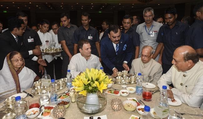 IN PICS: राहुल गांधी की इफ्तार पार्टी में लगा विपक्षी नेताओं का जमघट