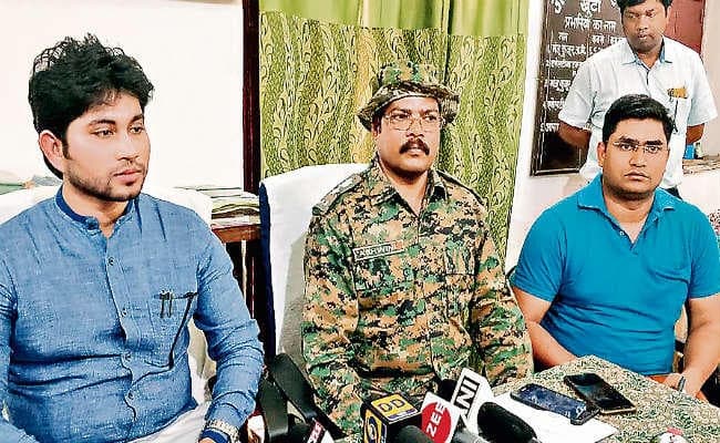 खूंटी गैंगरेप : दरिंदों ने पहले पूछा- पत्थलगड़ी के बाद तुमलोग यहां कैसे आ गये फिर कर लिया अगवा और… खूंटी गैंगरेप : दरिंदों ने पहले पूछा- पत्थलगड़ी के बाद तुमलोग यहां कैसे आ गये फिर कर लिया अगवा और…