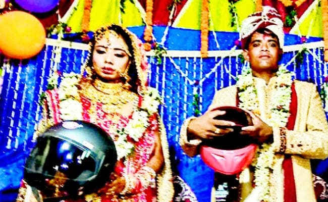 छपरा : …जब शादी मंडप में बरातियों को दुल्हन देने लगी गिफ्ट, चकित रह गये बराती