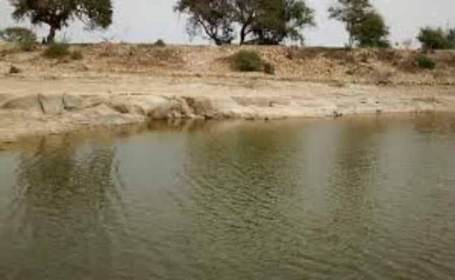 तृणमूल नेता के तालाब में डाला जहर