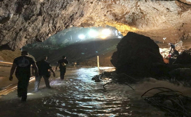 थाइलैंड : गुफा में फंसे बच्चों को निकालने के लिए ऐसे दिया गया ऑपरेशन को अंजाम थाइलैंड : गुफा में फंसे बच्चों को निकालने के लिए ऐसे दिया गया ऑपरेशन को अंजाम