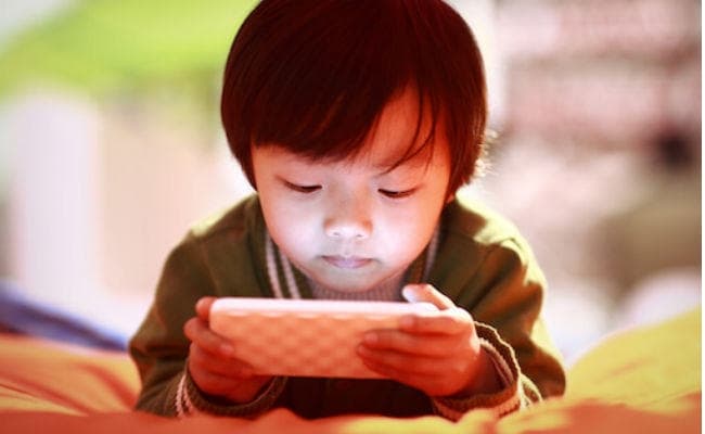 क्या आपके बच्चे को भी है स्मार्टफोन की आदत? जान लें यह खतरा