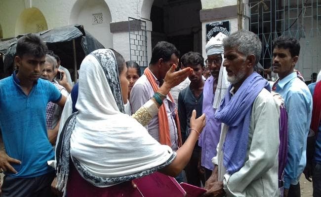 प्रताड़ना मामले में सुनवाई के लिए कोर्ट पहुंचे ससुर से जब सरेआम भीड़ गयी बहू…