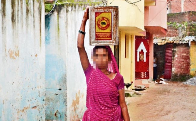 रांची : स्वच्छता रैंकिंग में रांची 21वां, पर लोगों को ढोना पड़ रहा सिर पर मैला रांची : स्वच्छता रैंकिंग में रांची 21वां, पर लोगों को ढोना पड़ रहा सिर पर मैला