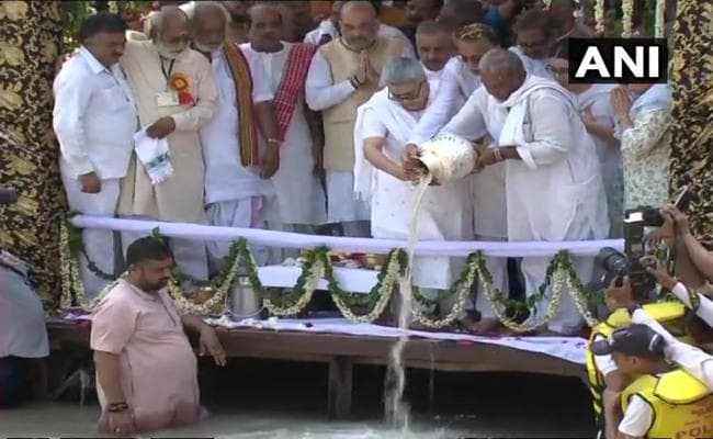 #AtaljiAmarRahen के गगनभेदी नारों के बीच वाजपेयी की अस्थियां गंगा में विसर्जित